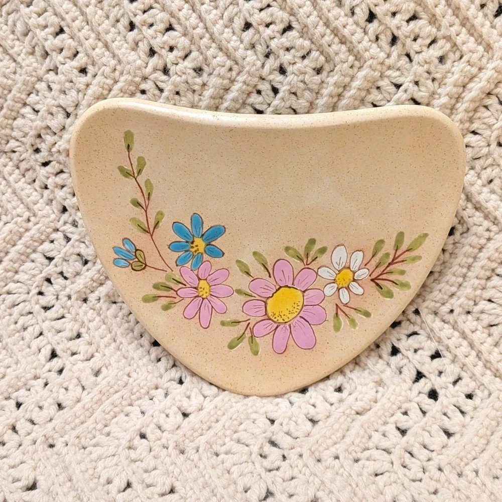 Vintage Ceramic Wall Pocket Hand Painted Floral Crescent Vase Speckled‎ Cream